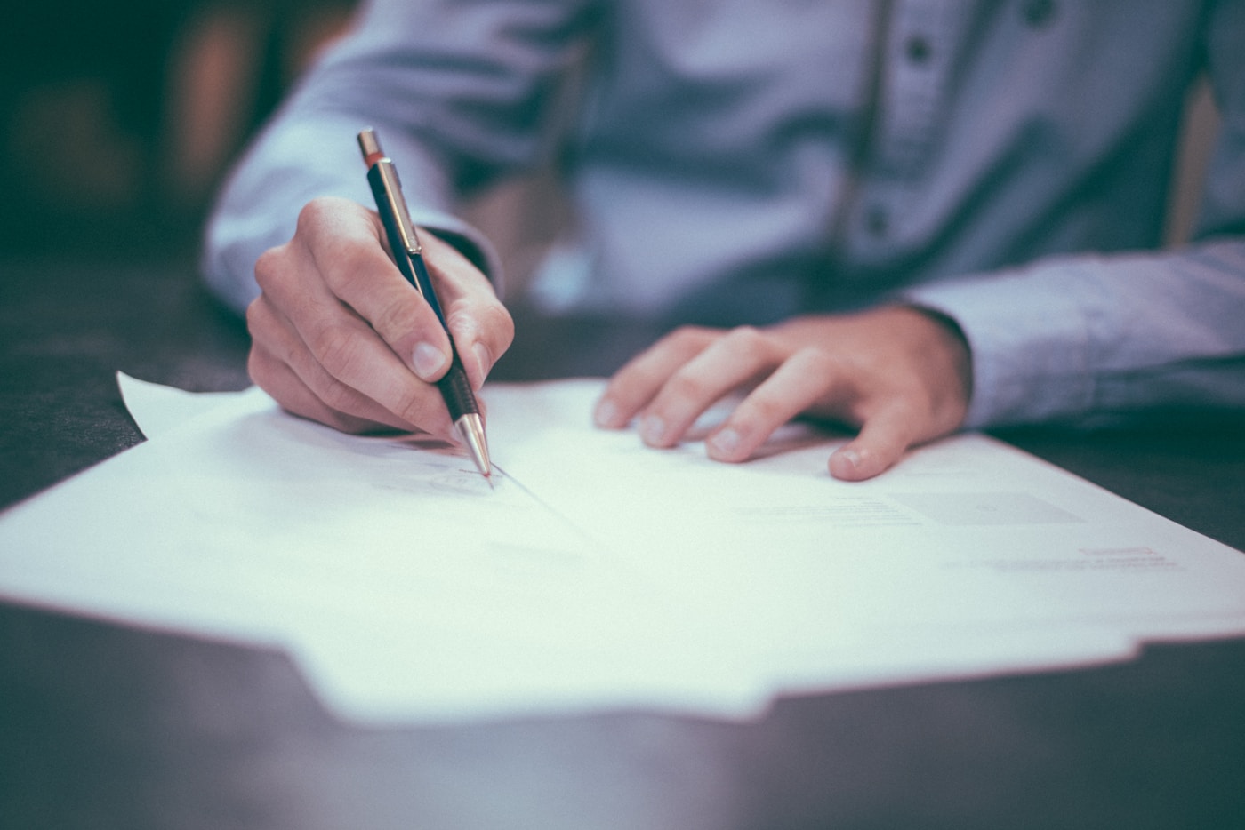 Une personne examine des documents